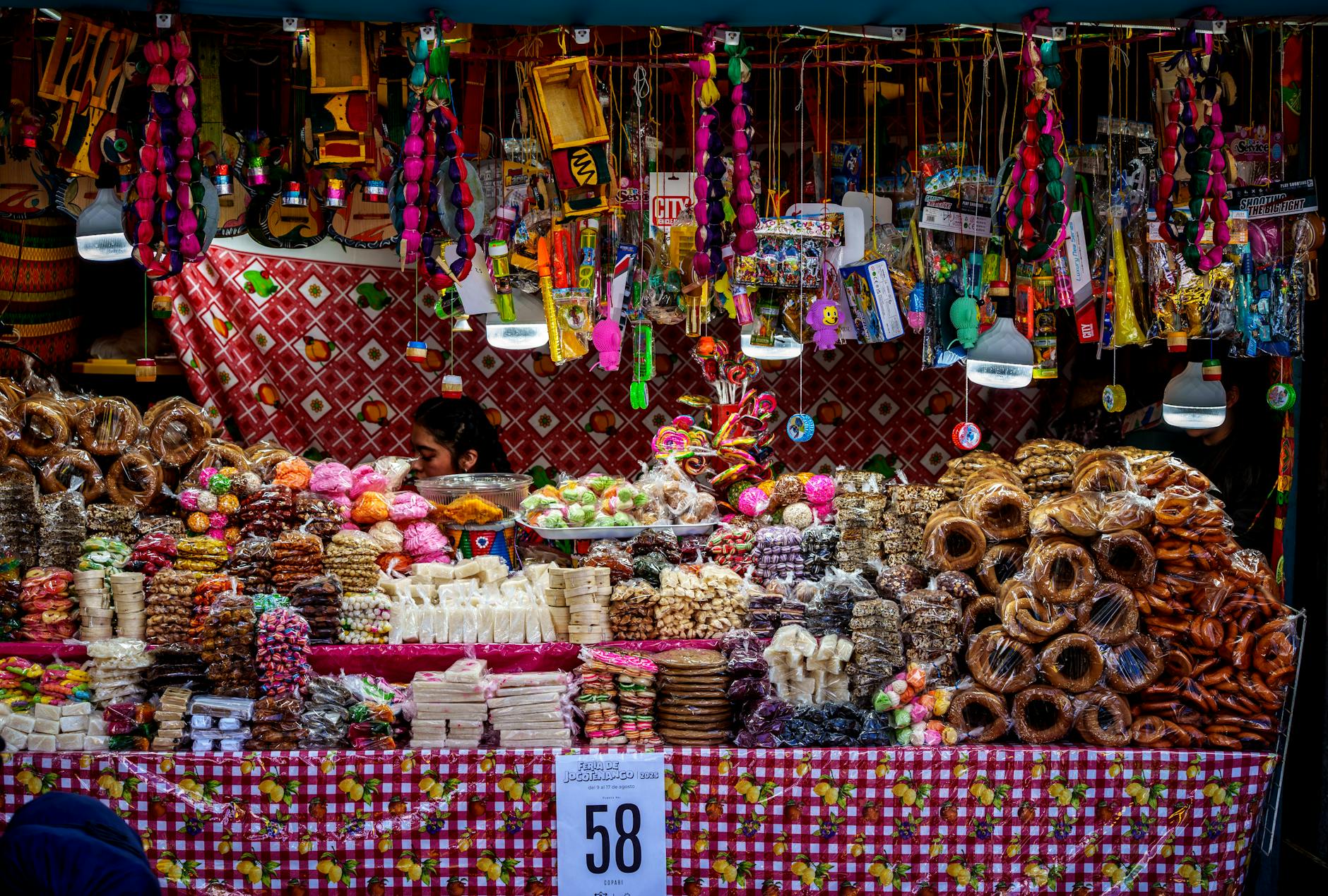 Kolorowe stoisko ze słodyczami na miejskim targu w Gwatemali