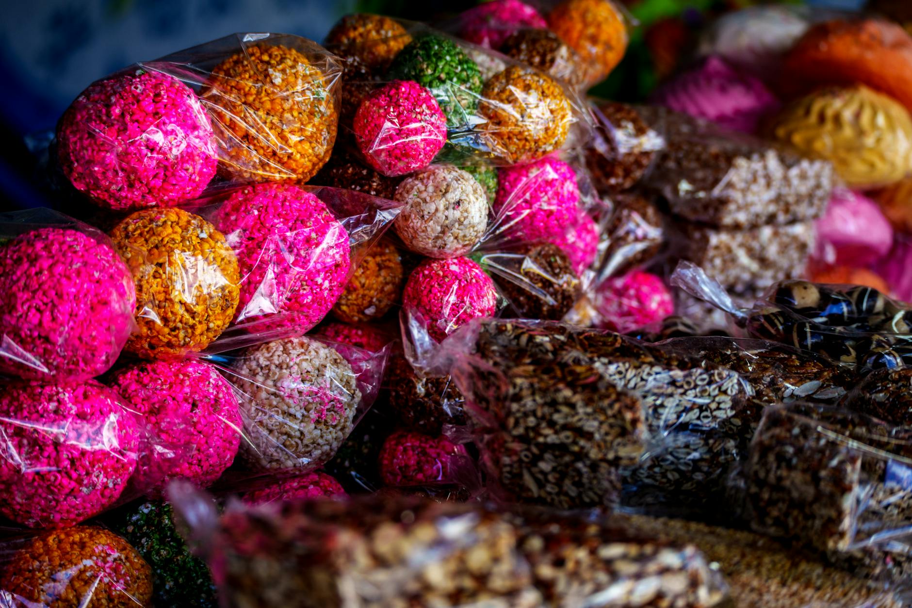 Kolorowe tradycyjne słodycze na rynku w mieście Gwatemala