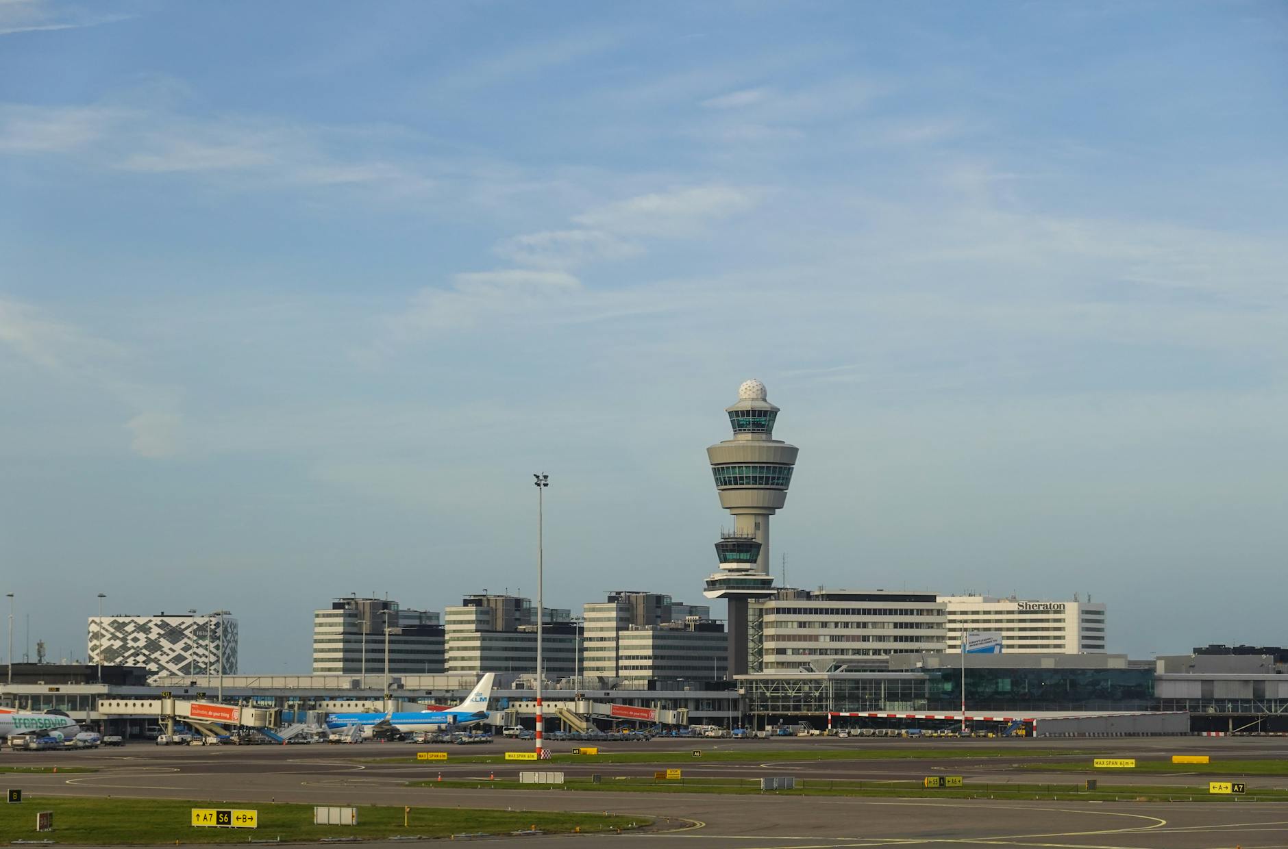 Panorama lotniska Schiphol w Amsterdamie z wieżą kontroli lotów