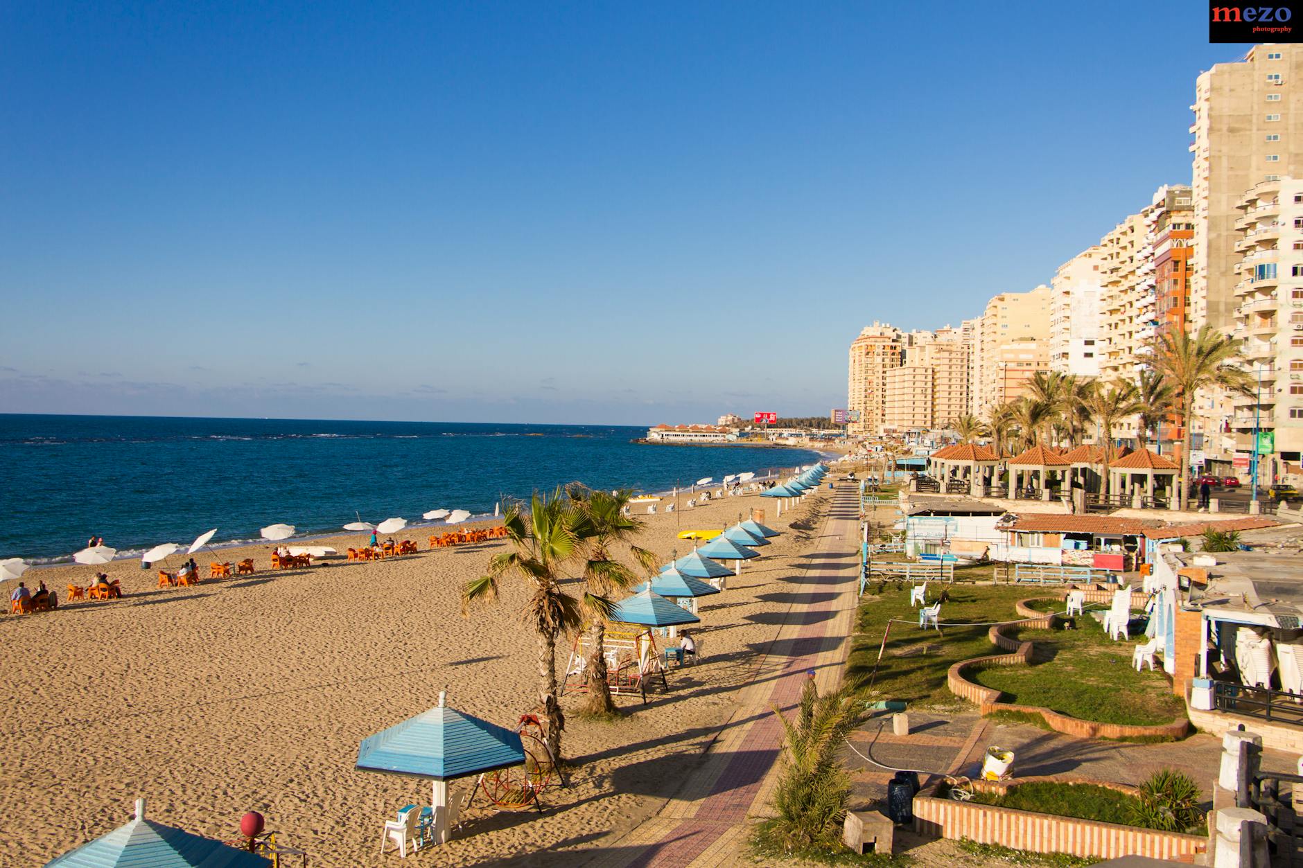 Plaża w Aleksandrii z domkami i widokiem na Morze Śródziemne