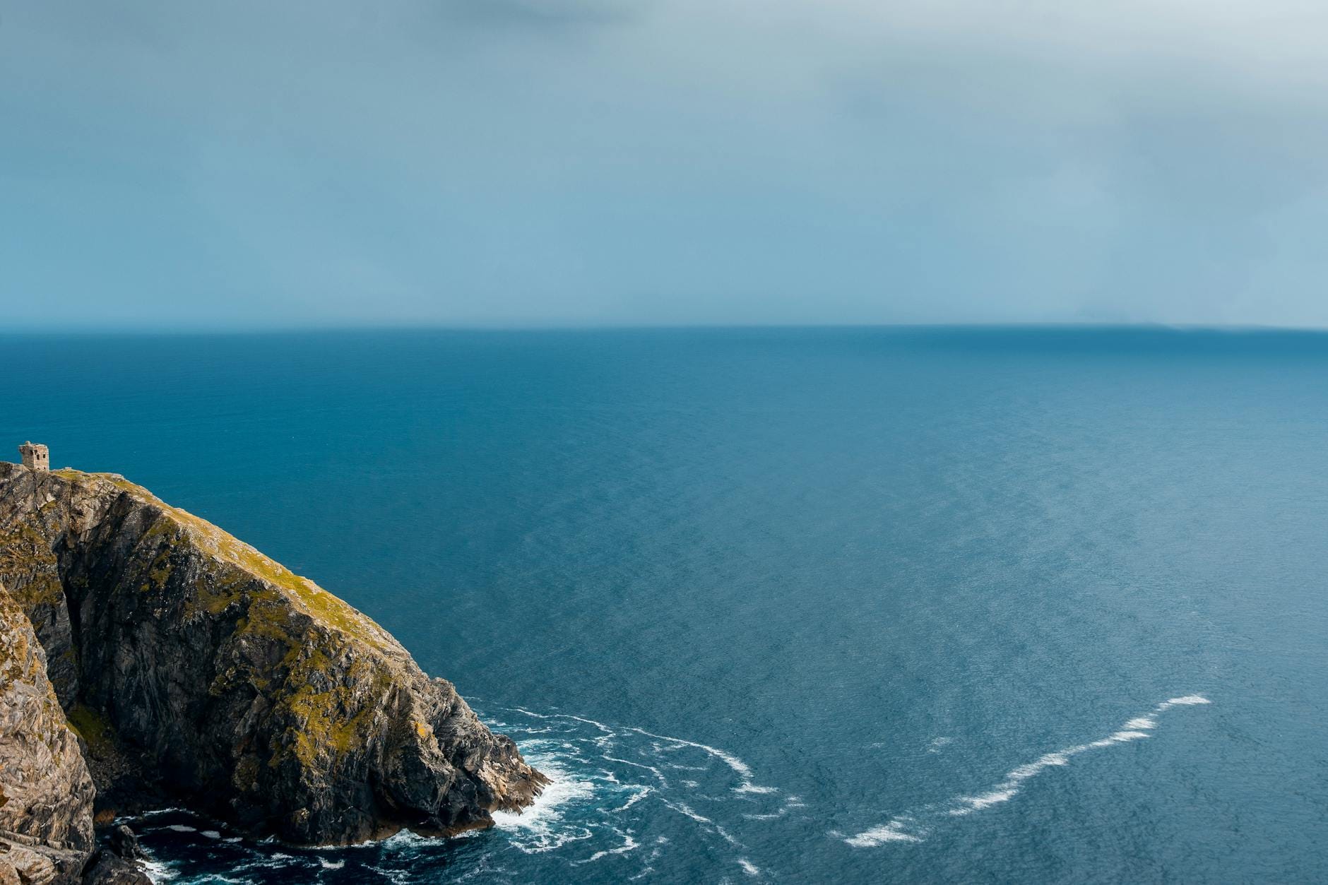 Skały klifowego wybrzeża Irlandii nad spokojnym oceanem