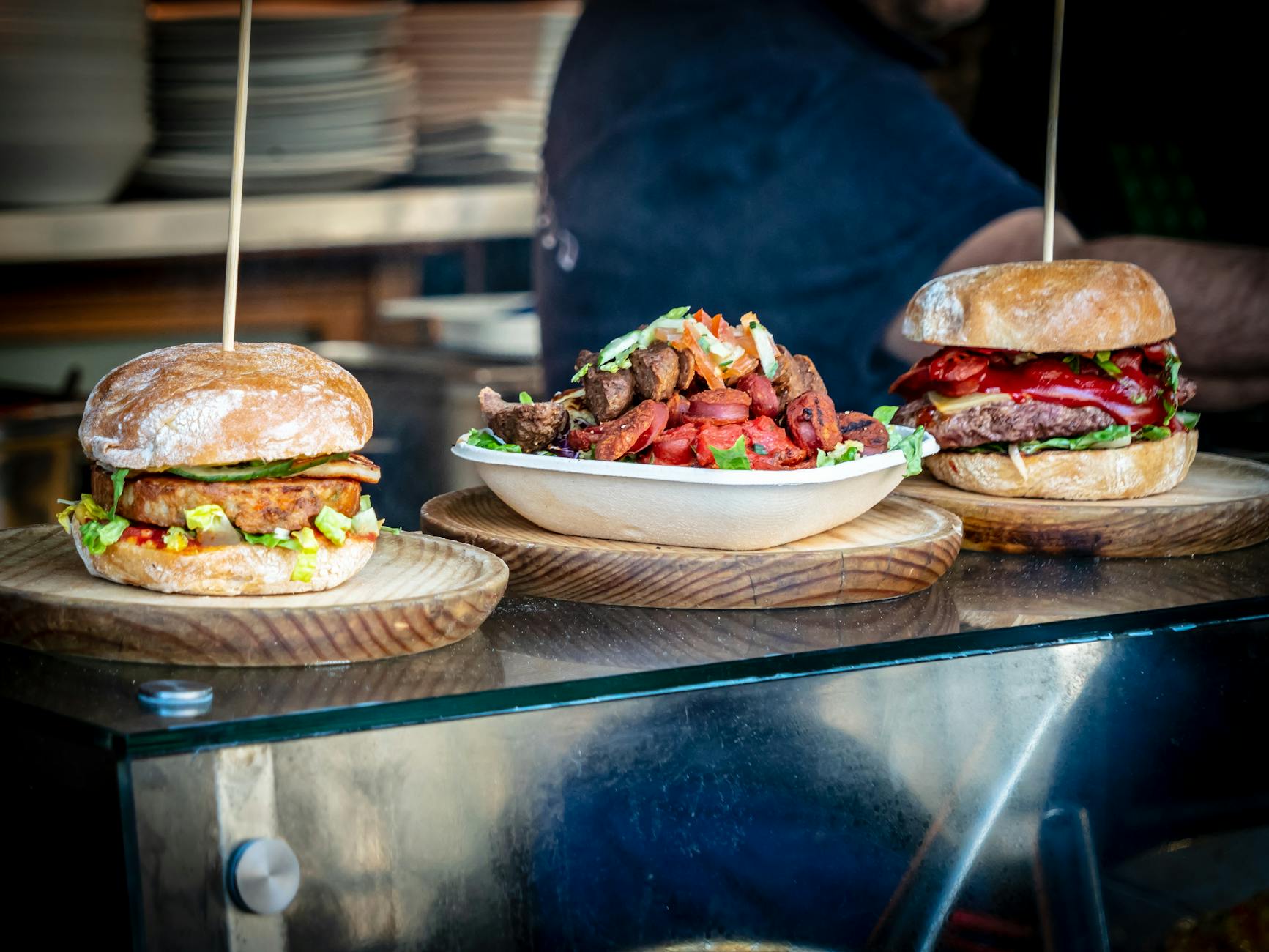 Burgery i sałatka na stoisku street food na Borough Market w Londynie