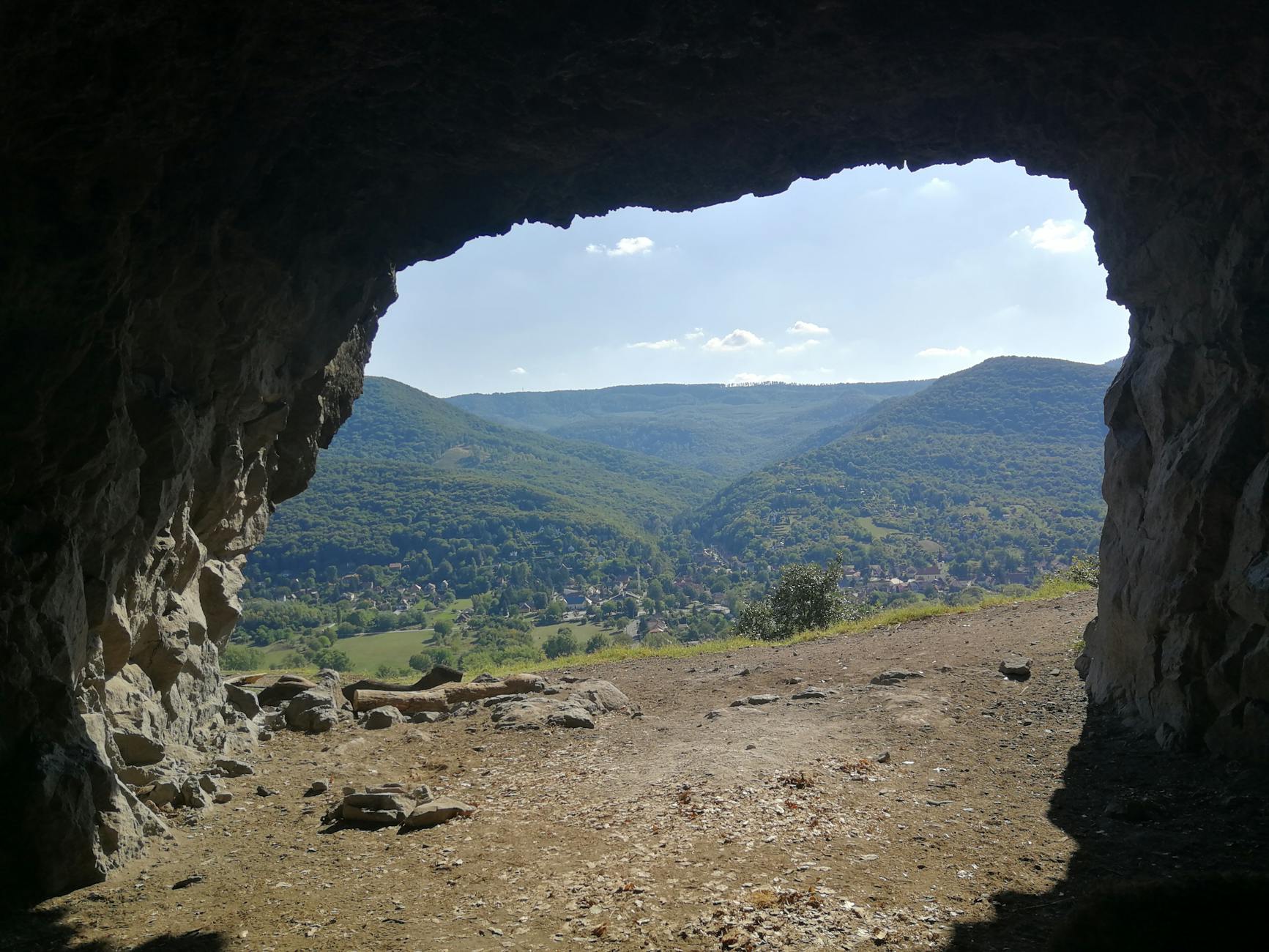 Górski krajobraz Morawskiego Krasu widziany z wnętrza jaskini