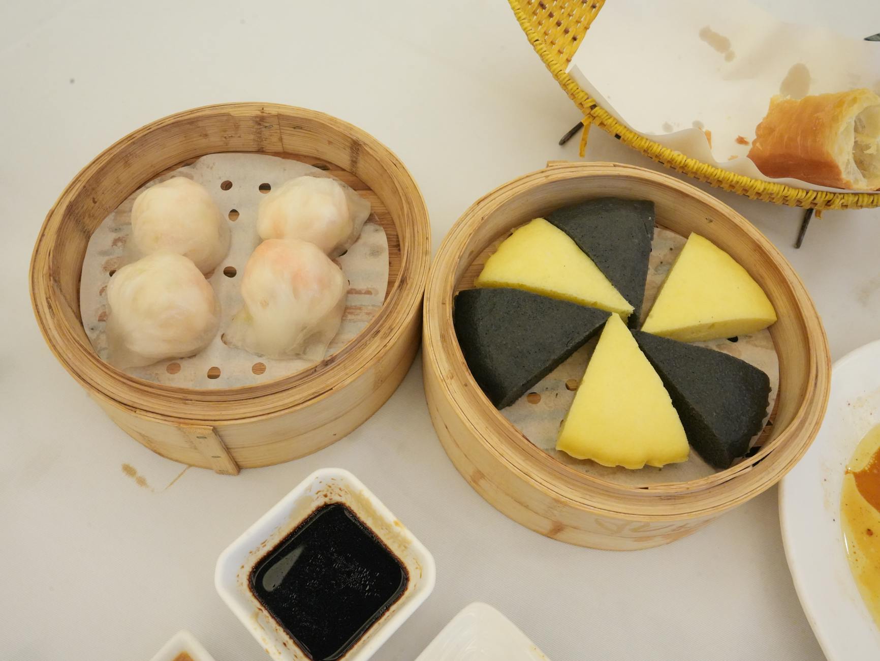 Różne dim sum z sosem sojowym widziane z góry na stole