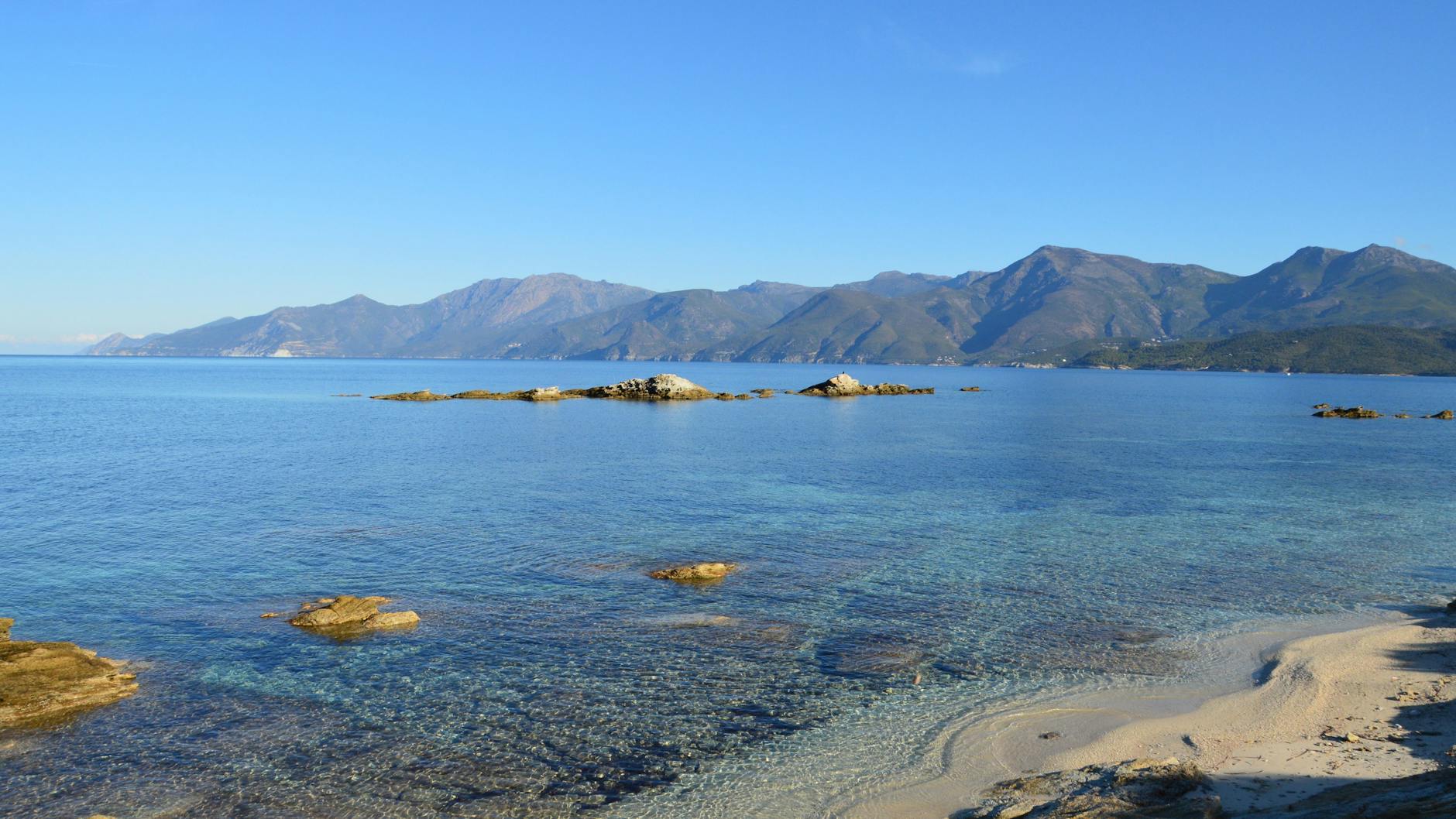 Krystaliczna woda i skaliste góry w Patrimonio na Korsyce