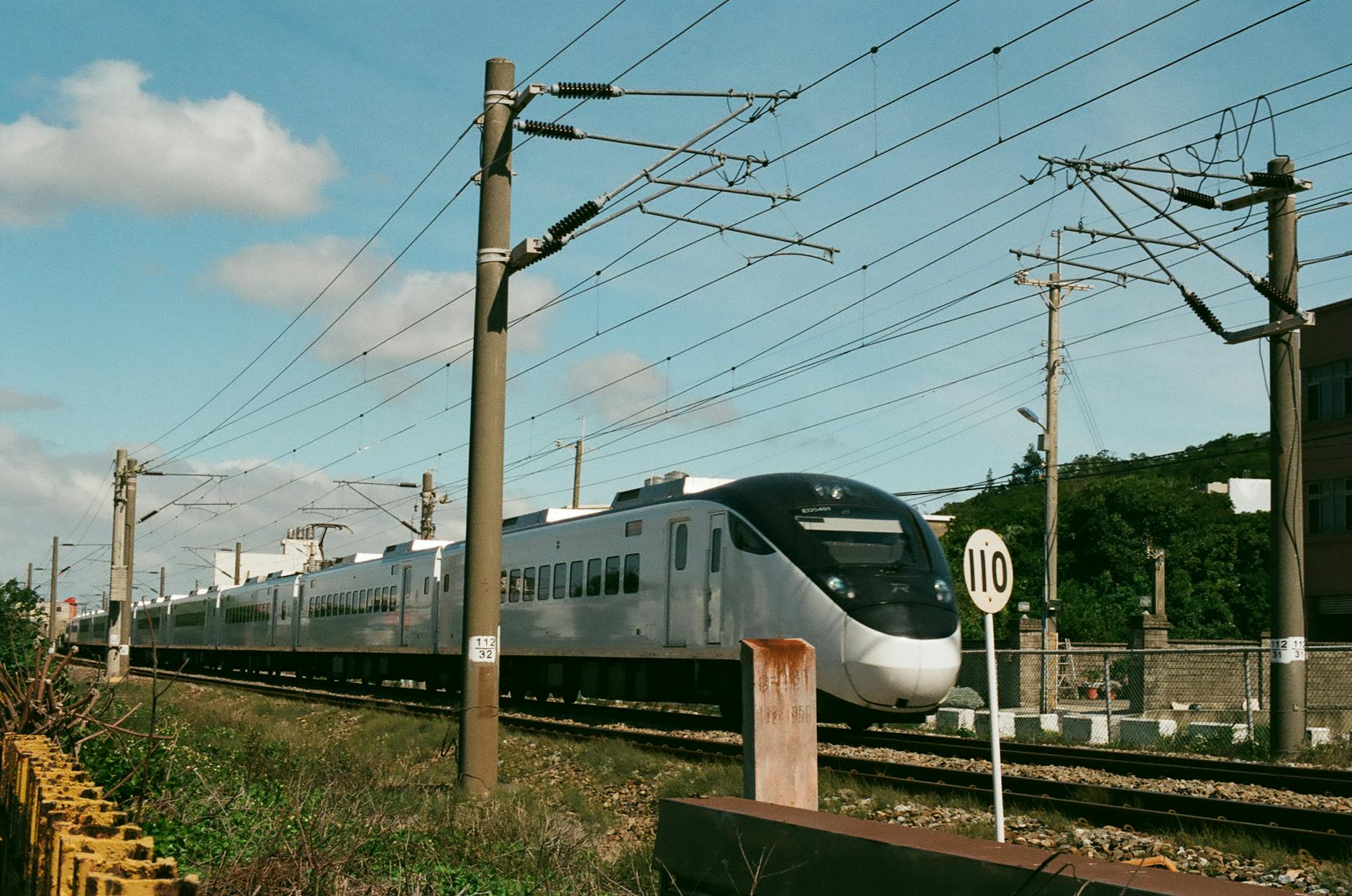 Kolej transsyberyjska bez stresu: ile trwa, ile kosztuje i jak kupić bilety krok po kroku Szybki pociąg przejeżdża przez zieloną wieś w słoneczny dzień