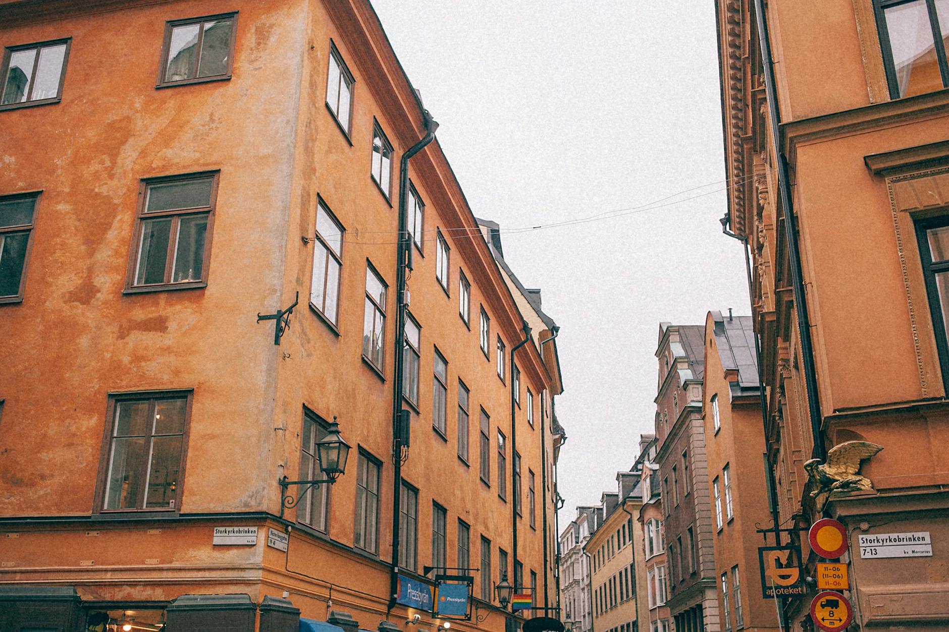 Wąska uliczka wśród czerwonych kamienic w skandynawskim mieście