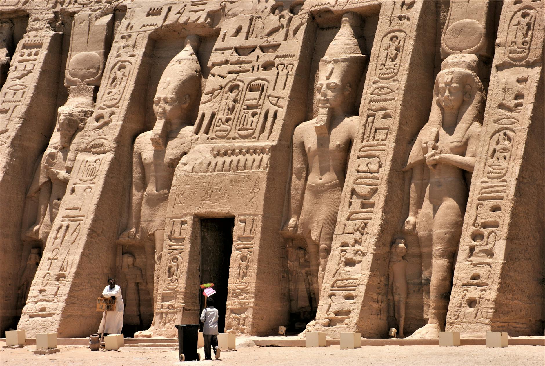 Fasada świątyni Abu Simbel z hieroglifami i rzeźbionymi posągami