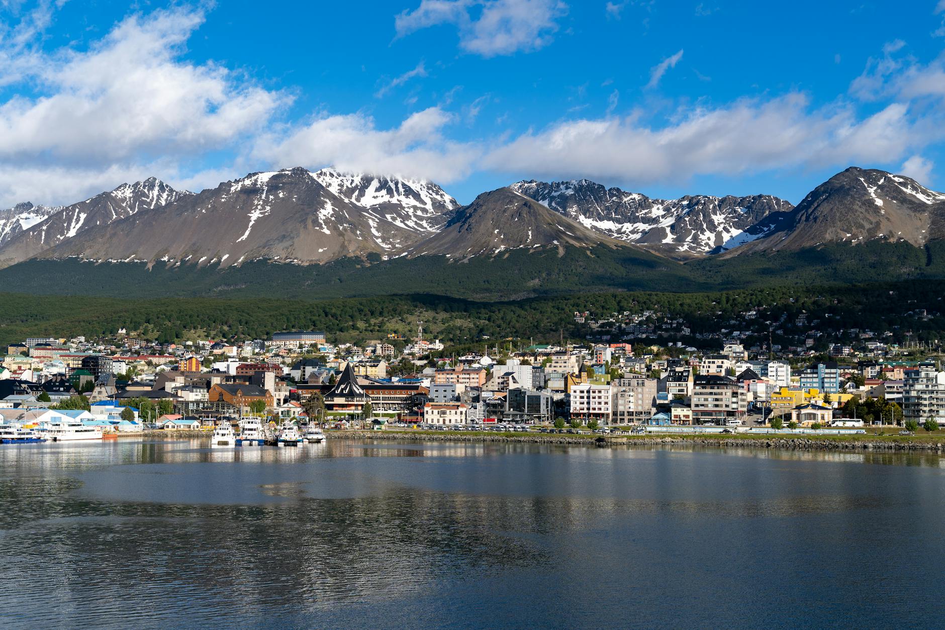 Panorama Ushuaia z kolorową zabudową i ośnieżonymi górami w tle