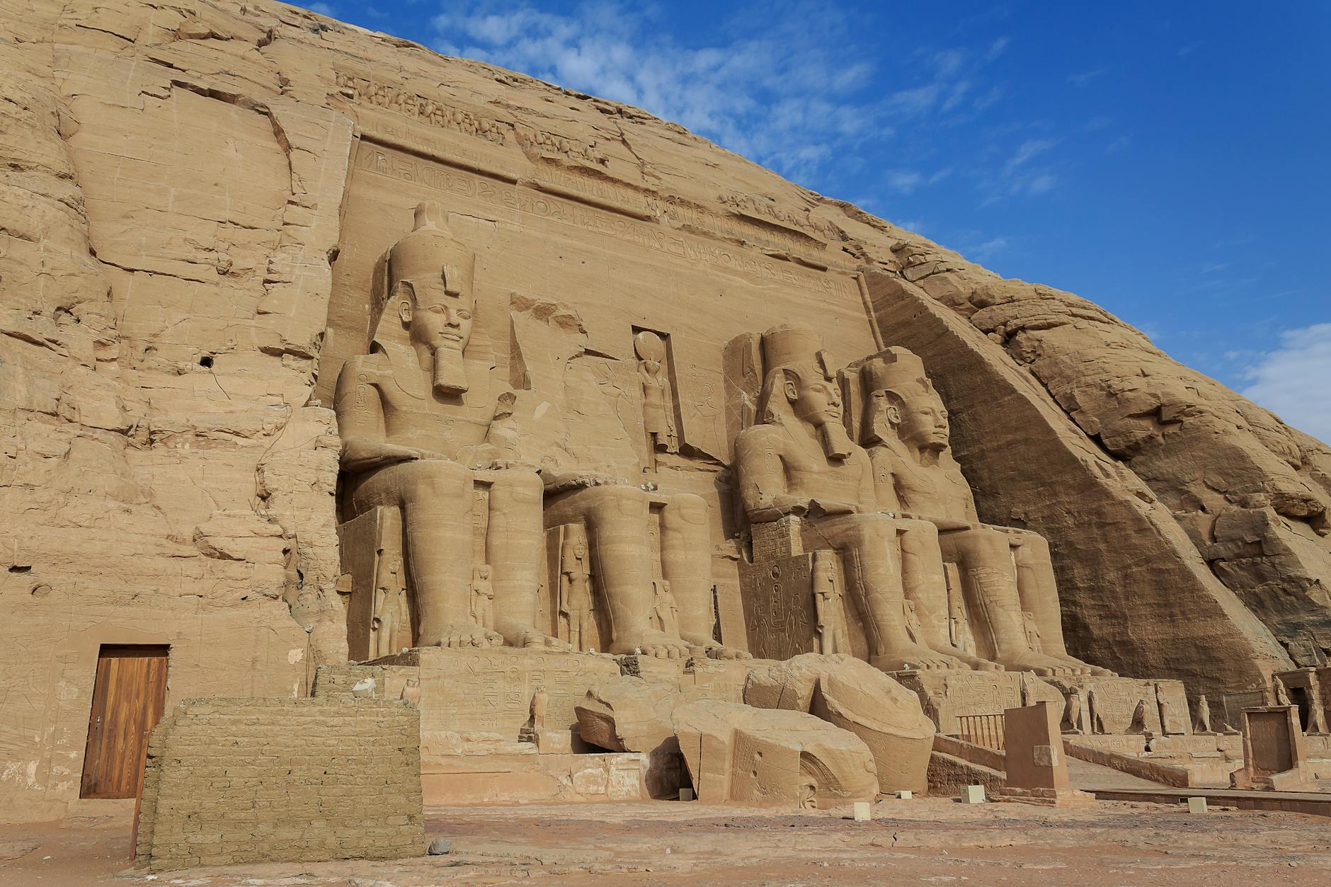 Wycieczka do Abu Simbel: jak zaplanować dojazd z Asuanu i kiedy najlepiej jechać Świątynie Abu Simbel wykute w skale, monumentalna fasada w Egipcie
