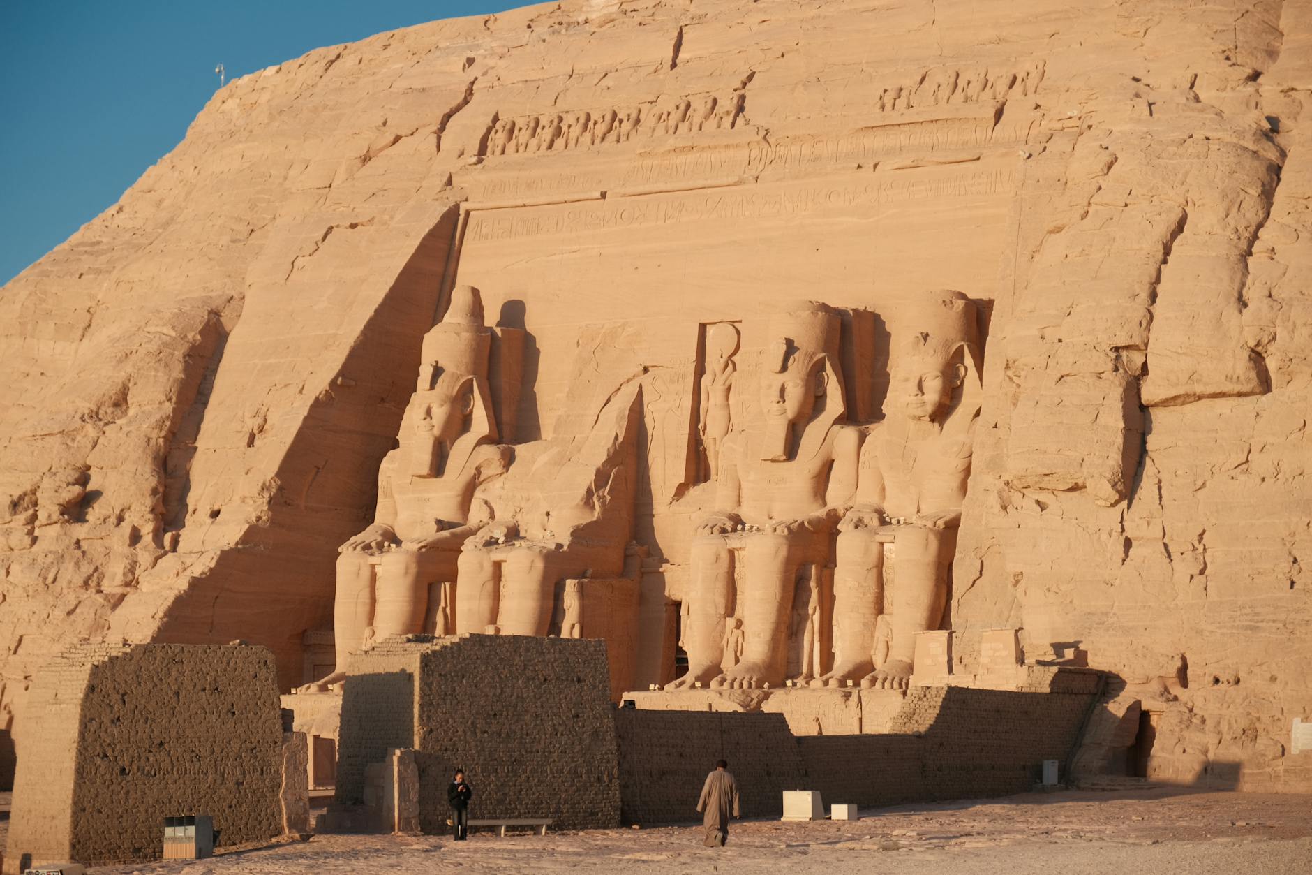 Świątynie Abu Simbel z monumentalnymi posągami faraona Ramsesa II