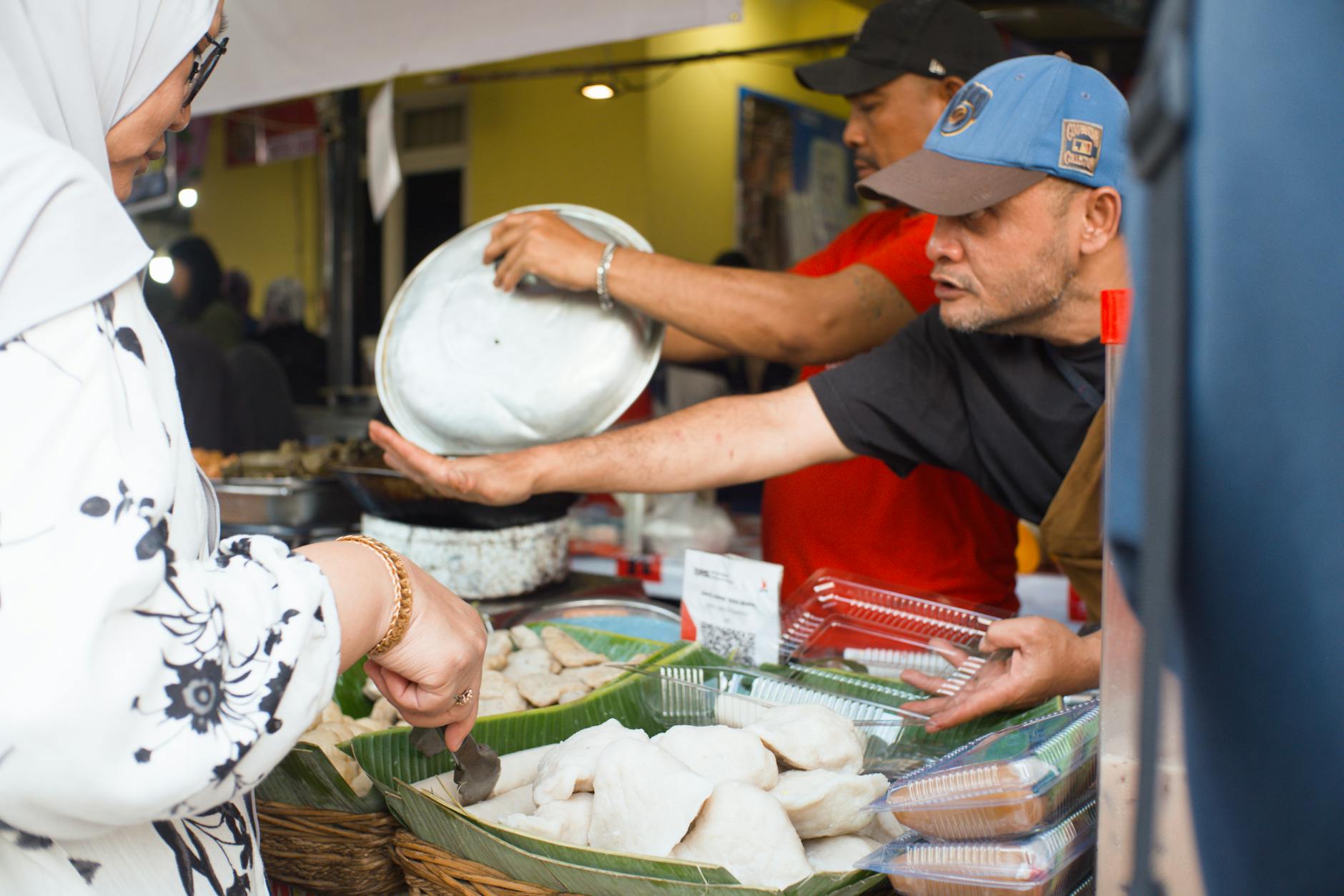 Ulica w Dżakarcie z kolorowym stoiskiem z ramadanowymi przekąskami