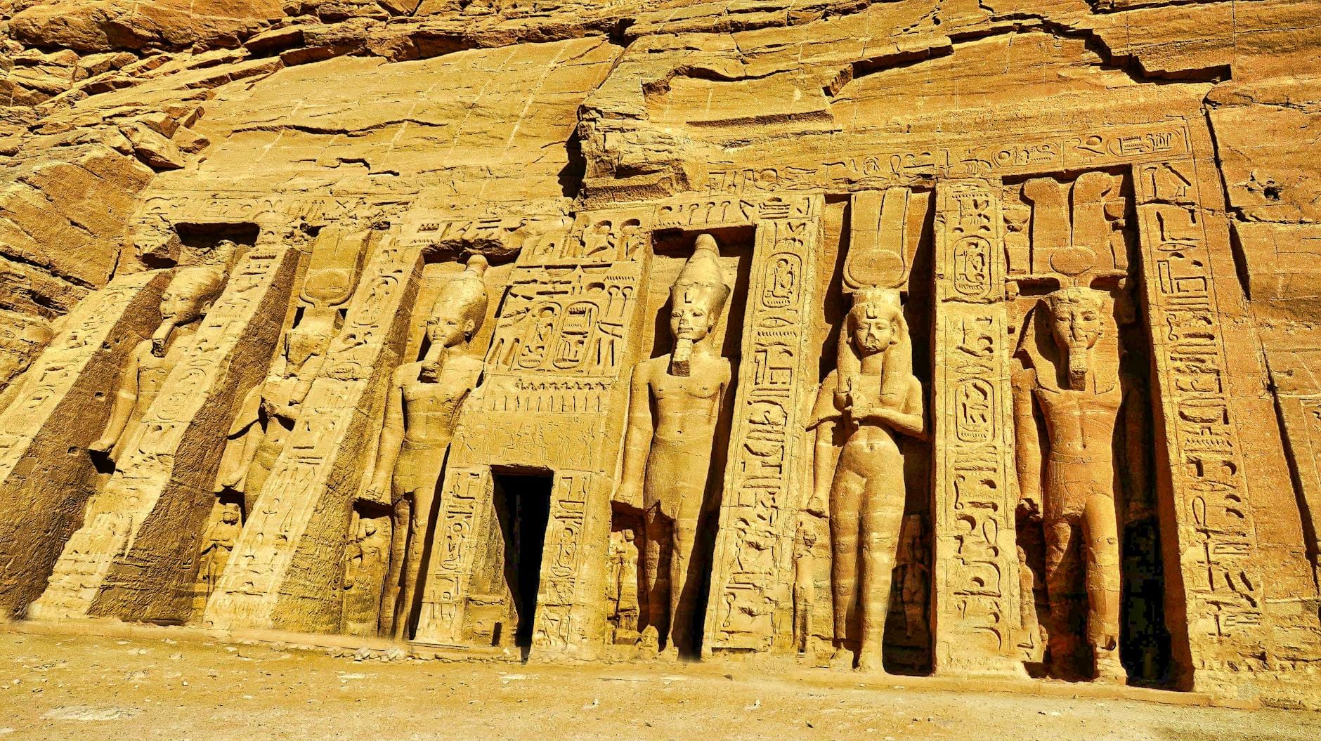 Zbliżenie rzeźb i hieroglifów na ścianie świątyni Abu Simbel