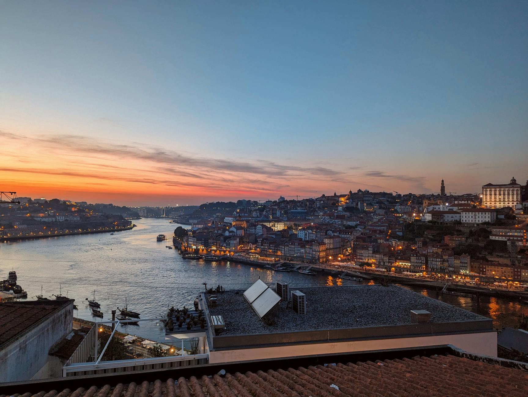 Panorama Porto o zachodzie słońca z rzeką Douro i zabudową miasta