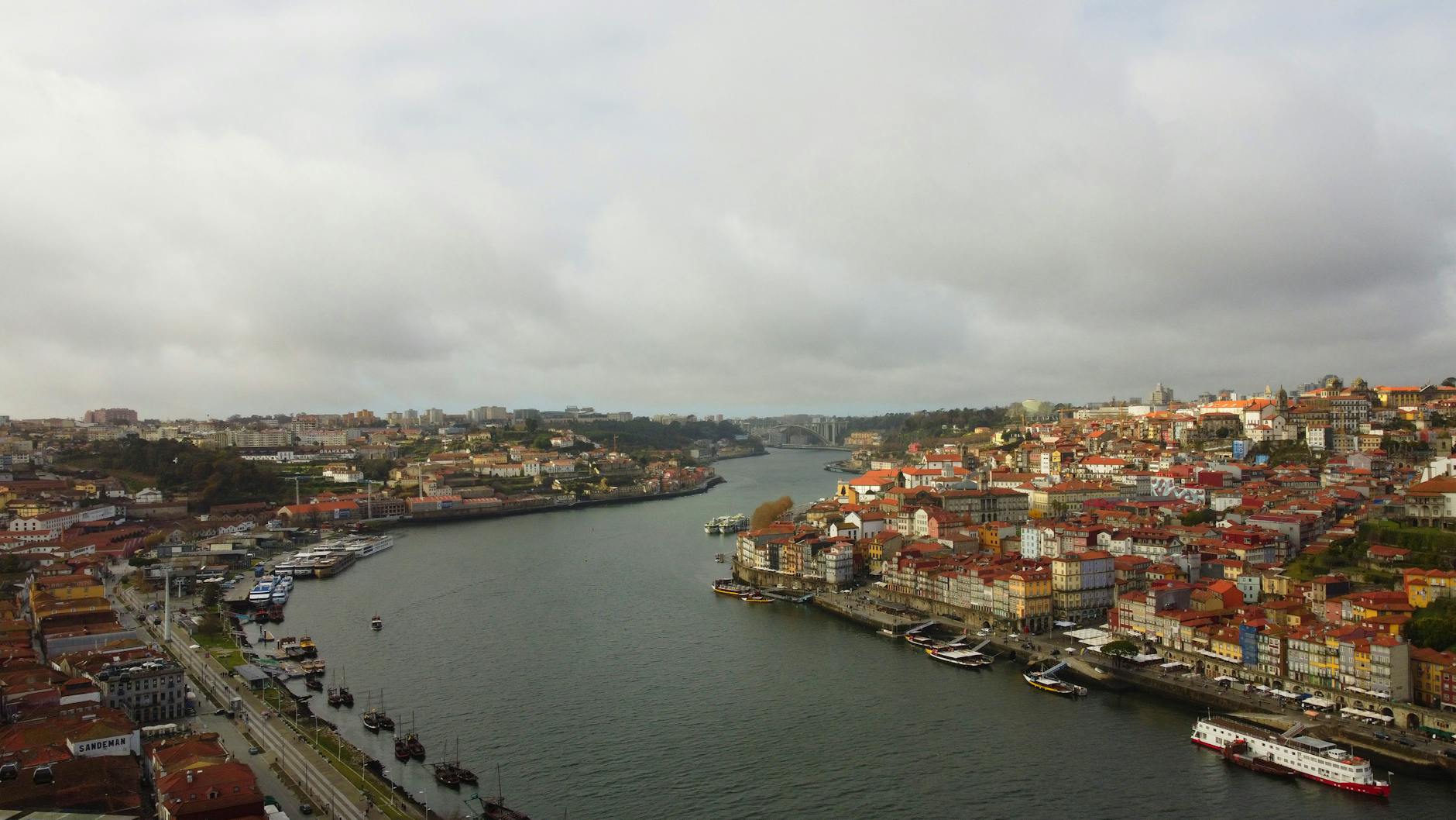 Panorama Porto z lotu ptaka z rzeką Duero i historyczną zabudową