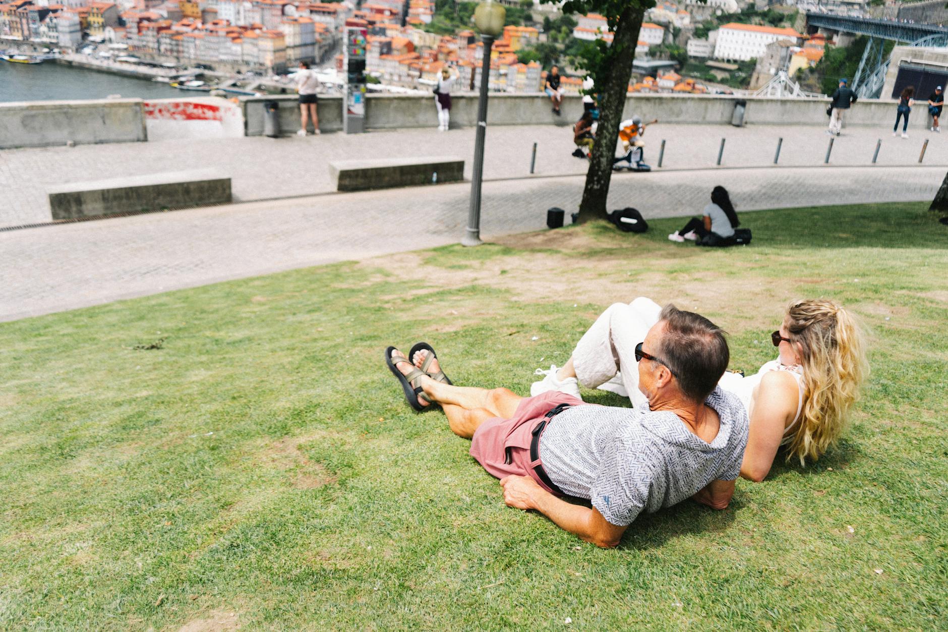 Para odpoczywająca w słońcu w Jardim do Morro z widokiem na Porto
