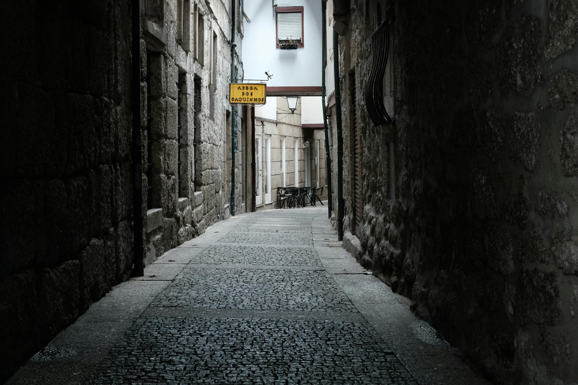 Wąska kamienna uliczka w historycznym centrum Guimarães in Portugal