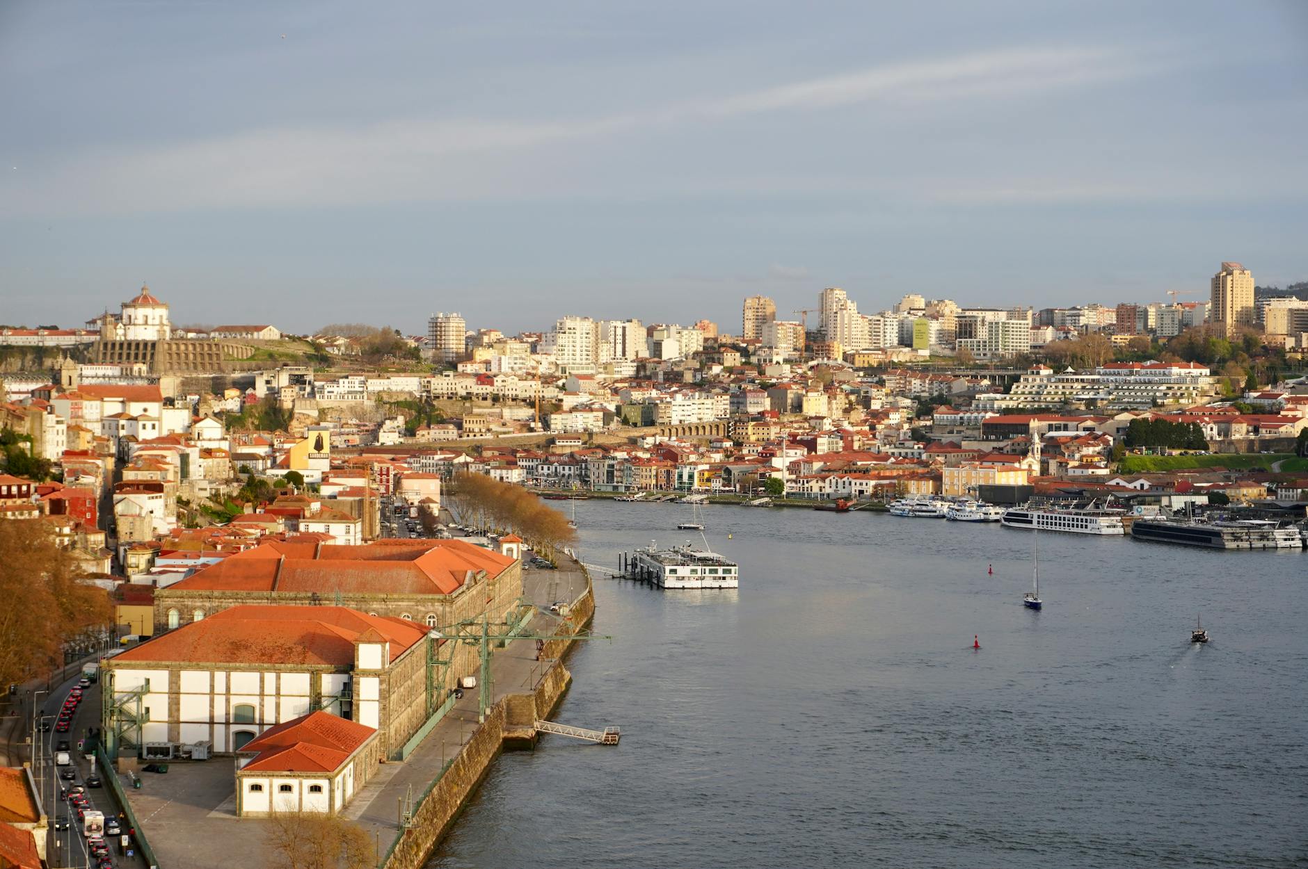 Widok z lotu ptaka na kolorową dzielnicę Ribeira nad rzeką Douro