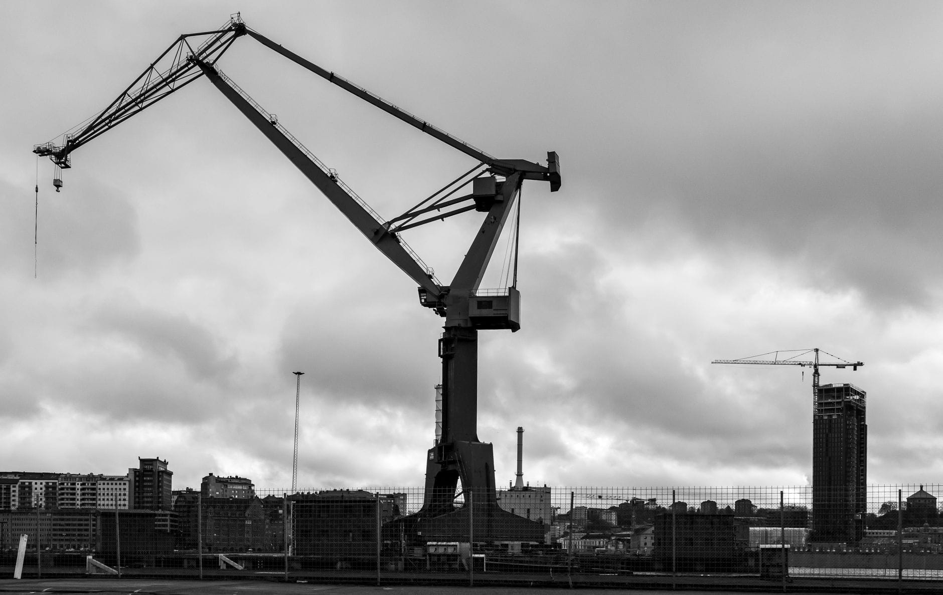 Göteborg dla początkujących: co zobaczyć, gdzie zjeść i jak poruszać się po mieście Czarno-białe zdjęcie dźwigu portowego w porcie w Göteborgu