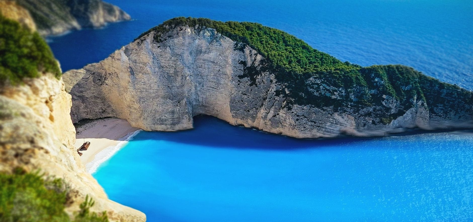 Lotniczy widok na plażę Navagio na Zakintos z turkusową wodą