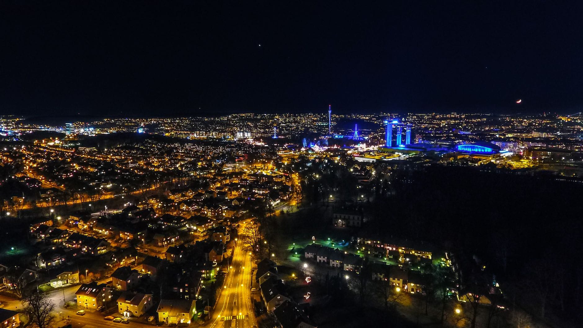 Nocny widok z lotu ptaka na oświetloną dzielnicę Gullbergsvass w Göteborgu