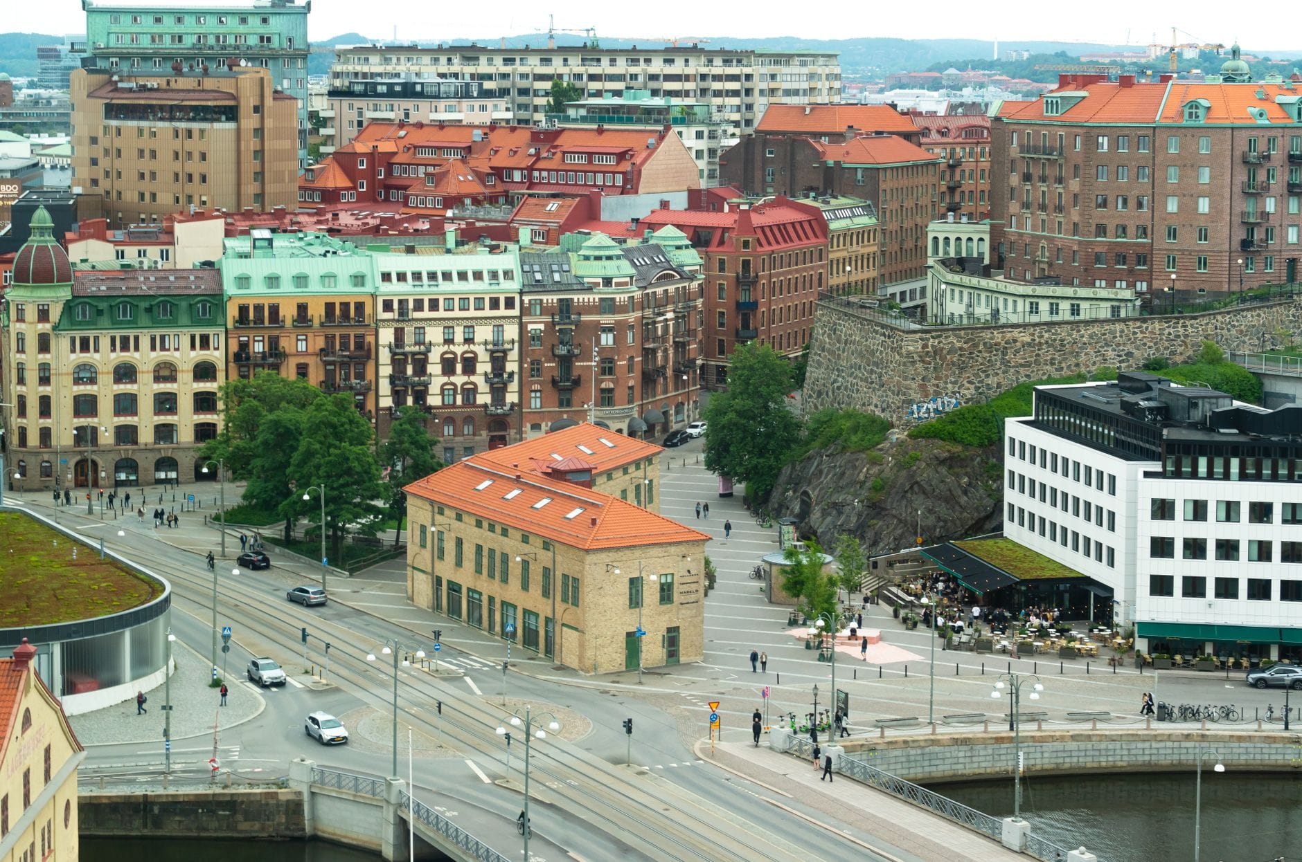 Widok z lotu ptaka na centrum Göteborga z historyczną zabudową i ulicami